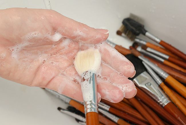  How to Properly Clean and Store Your Makeup Brushes