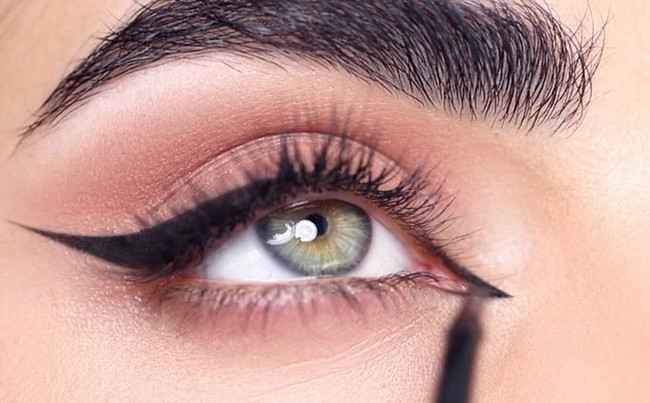  Achieving the Perfect Cat Eye with Gel Eyeliner