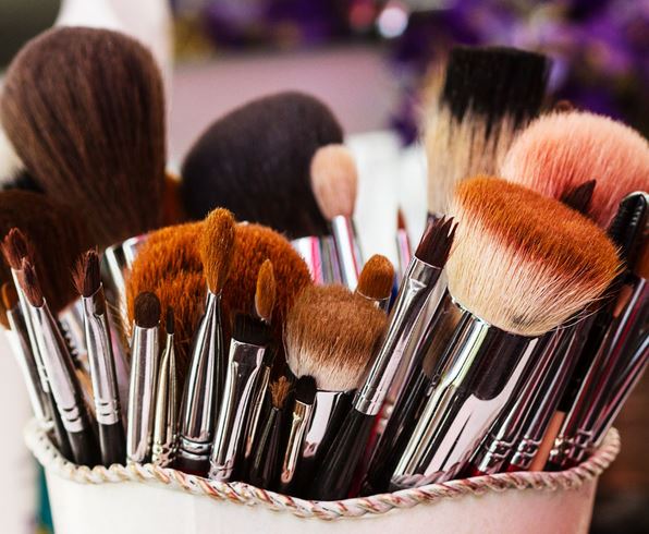  10 Must-Have Makeup Products for Beginners