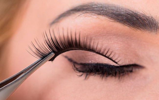  How to Apply False Eyelashes like a Pro