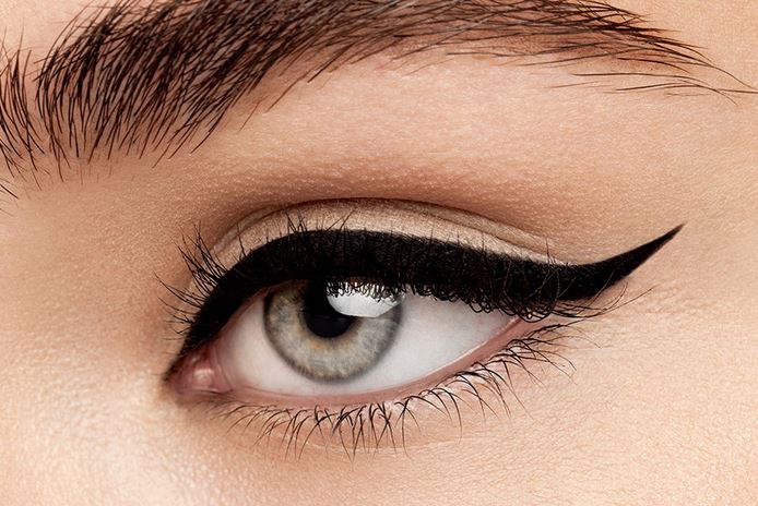 Mastering the Winged Eyeliner: A Comprehensive Tutorial