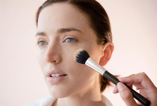 Tips for Applying Makeup on Sensitive Skin