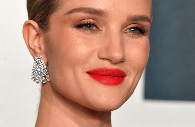 How to Create a Glamorous Red Carpet Makeup Look